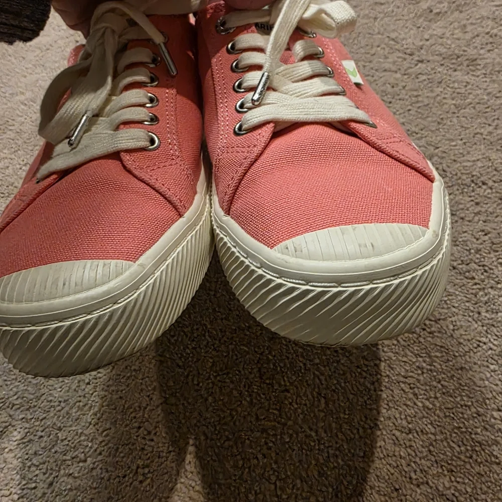 Cariuma Tennis Shoes Size 10